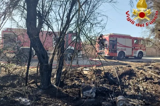 Paura a Fiumicino, bruciano le sterpaglie tra le case