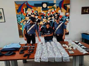 Aprilia, sorpreso in casa con armi e quattro chili di droga: arrestato 40enne