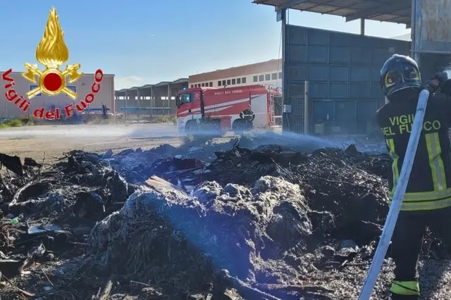 Civitavecchia, rischio esplosioni dopo l’incendio all’ex deposito Bianchi: ordinanza urgente del sindaco