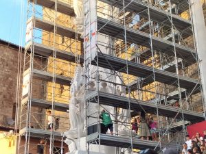 Santa Rosa: persone accalcate sulle scale delle tribune e sul ponteggio. Alla faccia della sicurezza