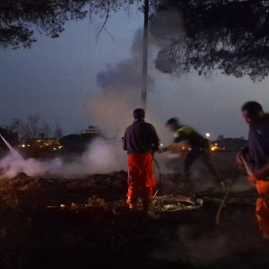 Cerveteri, nel week-end incendio doloso lungo l’Aurelia: interviene la Protezione Civile (FOTO)