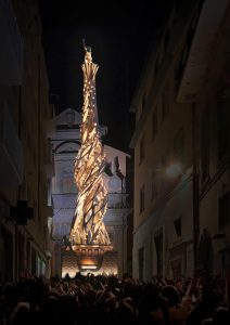 “Metamorfosi”: una rosa che si arrampica per raggiungere la Santa