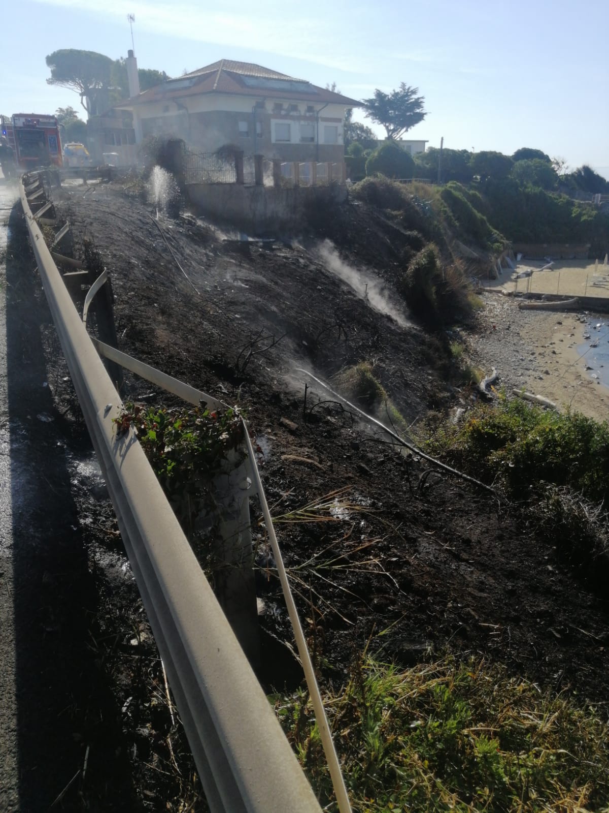 Santa Marinella, incendio sull’Aurelia davanti a Villa Lessona: 10mila litri d’acqua per spegnere il rogo (FOTO)