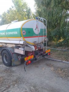 Cerveteri, brucia le foglie secche in giardino e fa scoppiare un incendio: deve intervenire la ProCiv (FOTO)