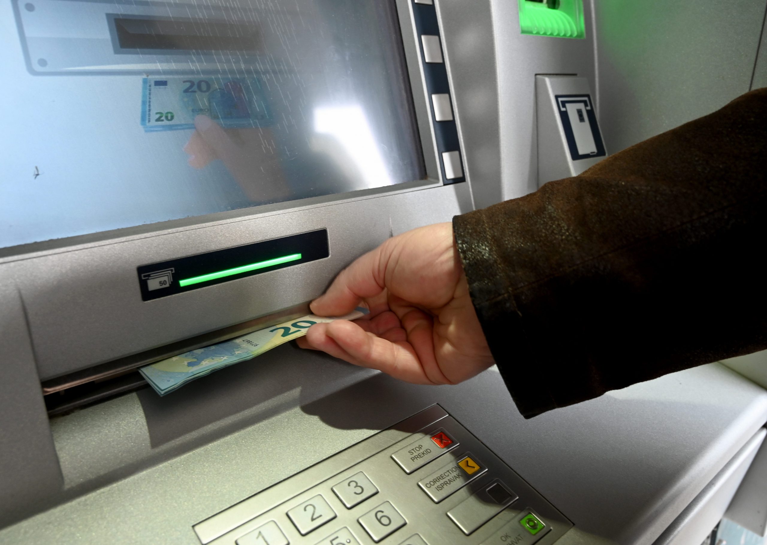 Frosinone – Tentano scippo dopo prelievo a bancomat, fermata una coppia