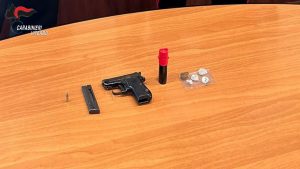 Fermato con una pistola pronta a sparare al centro di Viterbo, in manette ventiduenne