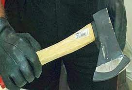 Aggredito a colpi di accetta: due fermati, uno ha 15 anni