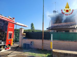 Monte Romano – In fiamme villetta, intervengono i vigili del fuoco