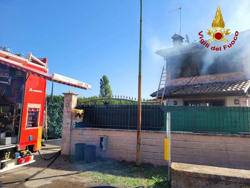 Monte Romano – In fiamme villetta, intervengono i vigili del fuoco