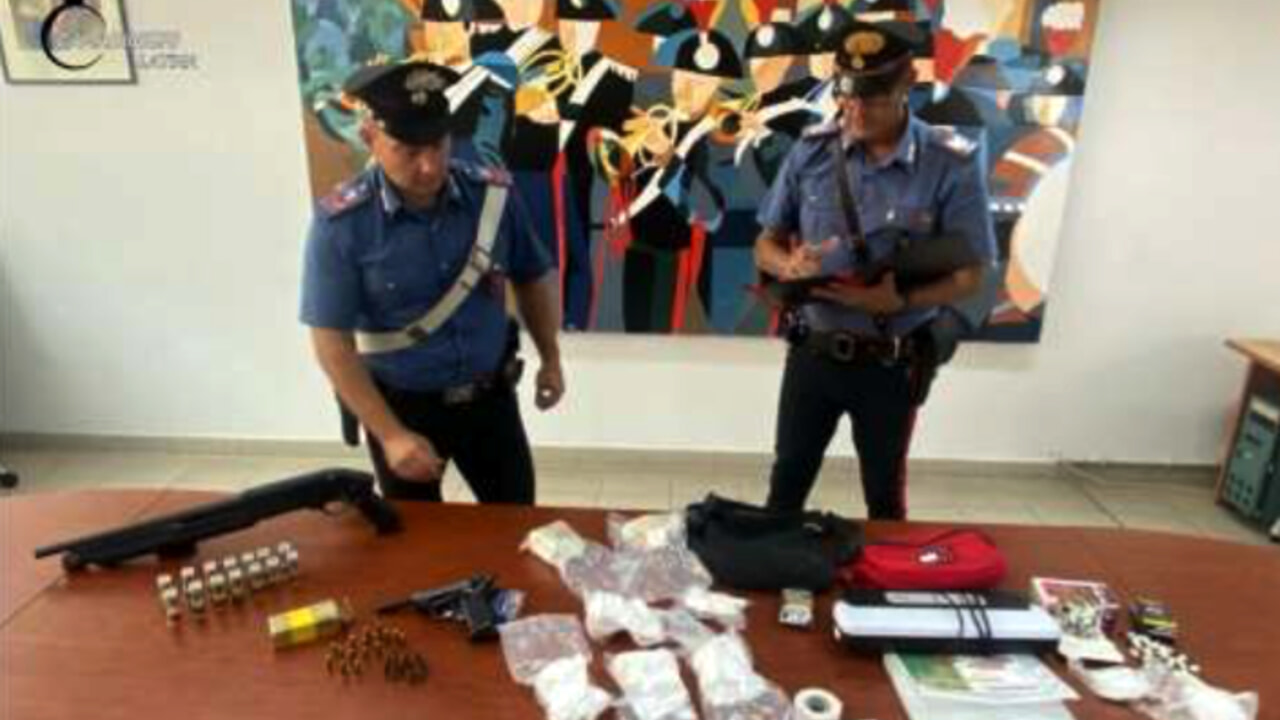 Aprilia, baby-pusher trovato con 1,5 chili di droga e un fucile a pompa: arrestato 18enne