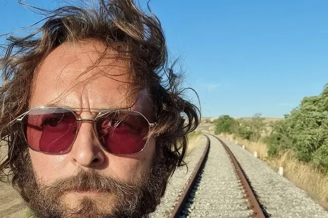 Tv, grande successo per la docuserie su Vasco: l’autore è il cerveterano Igor Artibani