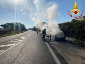 Santa Marinella, auto in fiamme lungo l’Aurelia