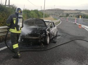 Civitavecchia, auto in fiamme sulla A12: nessun ferito