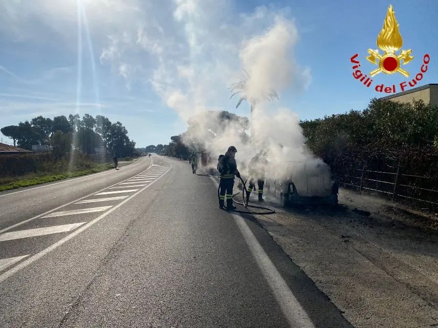 Santa Marinella, auto in fiamme lungo l’Aurelia