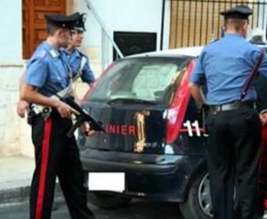 Furia cieca a Itri, prima picchia il fratello e poi i Carabinieri: arrestato 24enne