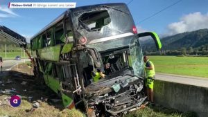 Flixbus Berlino-Trieste si ribalta sulla superstrada in Austria: morta una ragazza di 19 anni, 3 italiani feriti