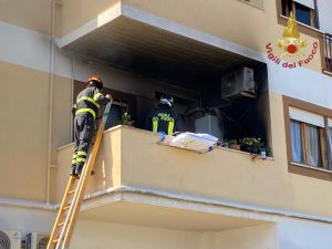 Civitavecchia, zampirone acceso fa scoppiare incendio su un balcone a San Gordiano