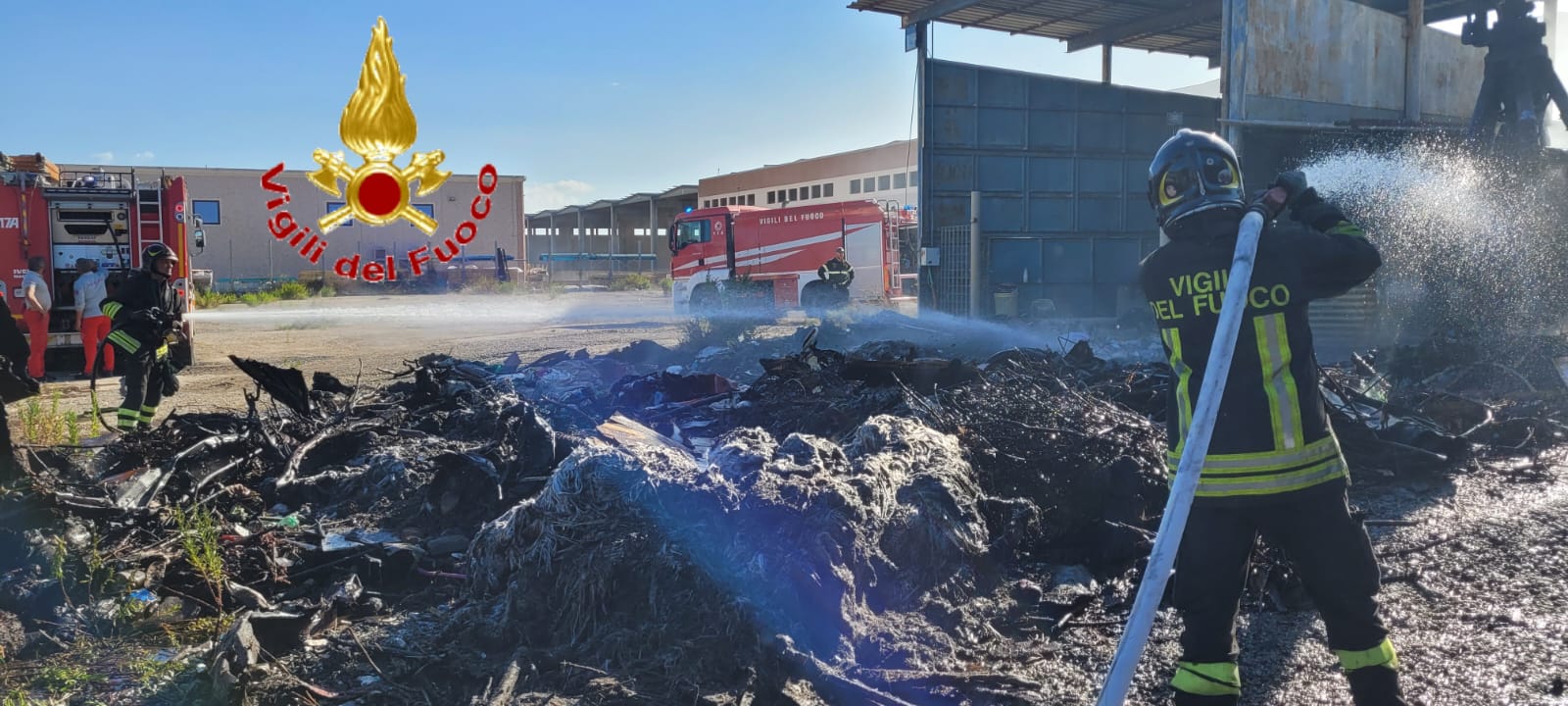 Civitavecchia – Incendio in ex deposito nella zona industriale, nessun ferito. Sul posto i VVF