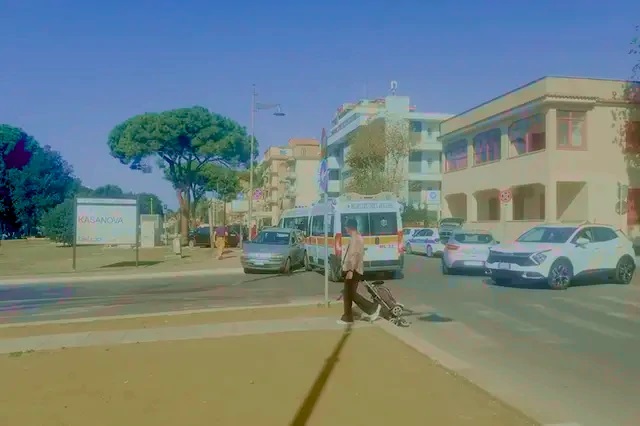 Ladispoli, scontro ambulanza-auto in pieno centro: donna incinta ricoverata al Sant’Eugenio