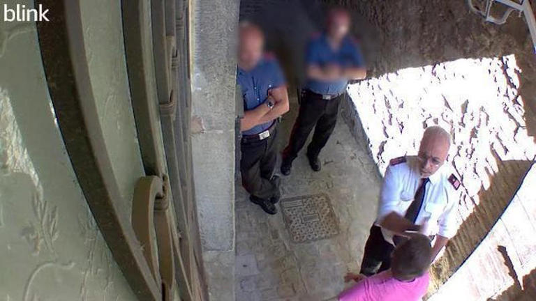 “Io, preso a schiaffi da un carabiniere. Quando è tornato voleva farmi un Tso”. Il militare incastrato da un video