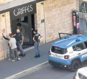 Civitavecchia – Entra in un negozio e molesta la titolare. Fermato e identificato dalla Polizia