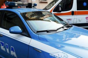 Arancia meccanica ad Anzio, rimprovera un’auto perché va troppo forte: 19enne pestato a sangue e investito