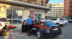 Frosinone – Tentano di rapinare anziano mentre preleva al bancomat, lui reagisce e li fa arrestare