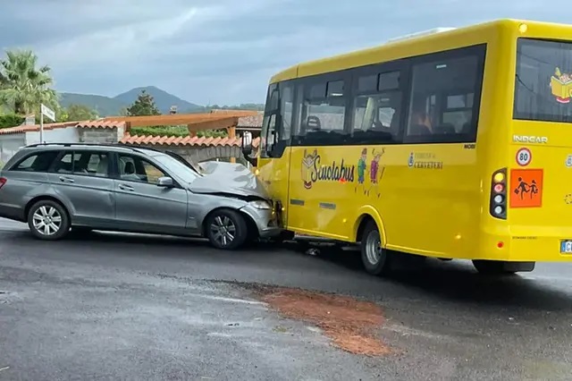 Spavento a Cerveteri, scuolabus con i bimbi a bordo non dà la precedenza e viene centrato da un’auto