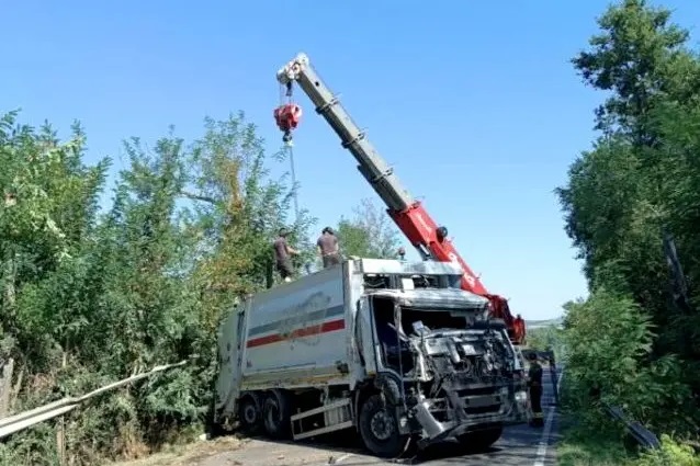 Santa Marinella, si ribalta l’autocompattatore Gesam: Alessandro Sestili lotta per la vita