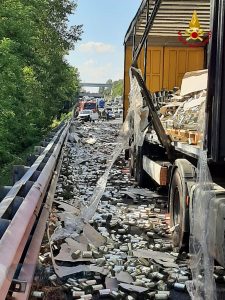 Frosinone – Tir perde il carico, barattoli di pomodoro sull’autostrada
