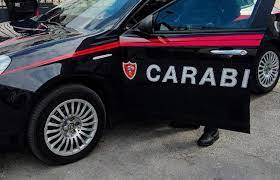 Priverno, picchia moglie e figlia e poi tenta di dare fuoco alla loro auto: arrestato 48enne rumeno