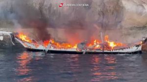 Veliero in fiamme al largo di Lampedusa, tutti salvi i passeggeri
