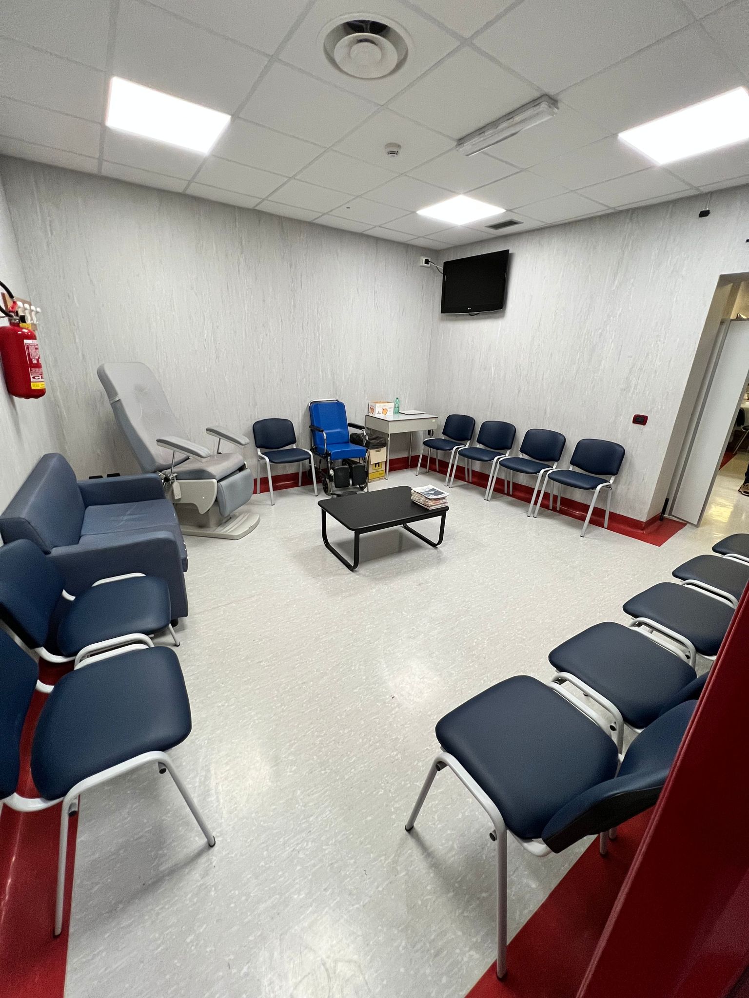 Beatrice Onlus dona 13 sedie a Medicina nucleare di Belcolle