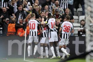 Newcastle, scintille e spettacolo: Toon Army in paradiso, demolito PSG. City e Barca, colpi esterni