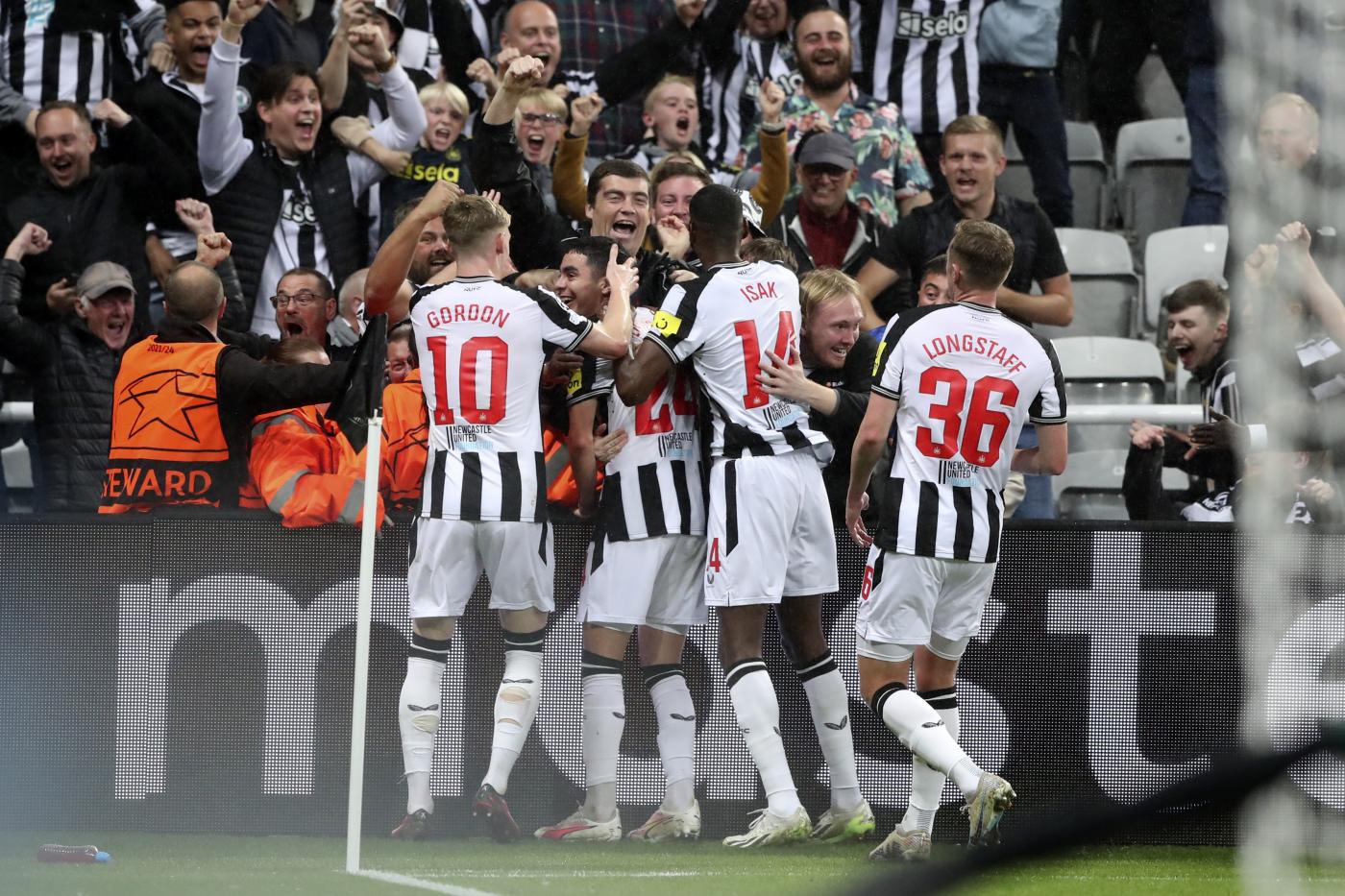 Newcastle, scintille e spettacolo: Toon Army in paradiso, demolito PSG. City e Barca, colpi esterni