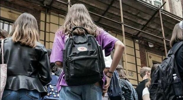 Violenza sessuale su tre alunne, professore a giudizio