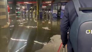 Roma sott’acqua, le immagini dell’allagamento della metro A