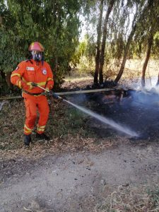 Cerveteri, continua l’emergenza incendi: bruciata altra vegetazione a pochi passi dal centro storico