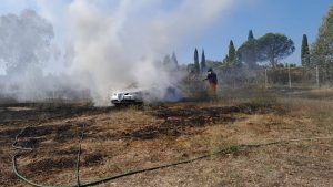 Cerveteri, vasto incendio in Via Cava di sabbia: si sospetta origine dolosa (FOTO)