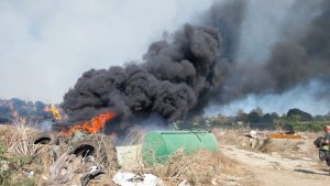 Prendono fuoco le rotoballe: enorme incendio in una fattoria di Ladispoli