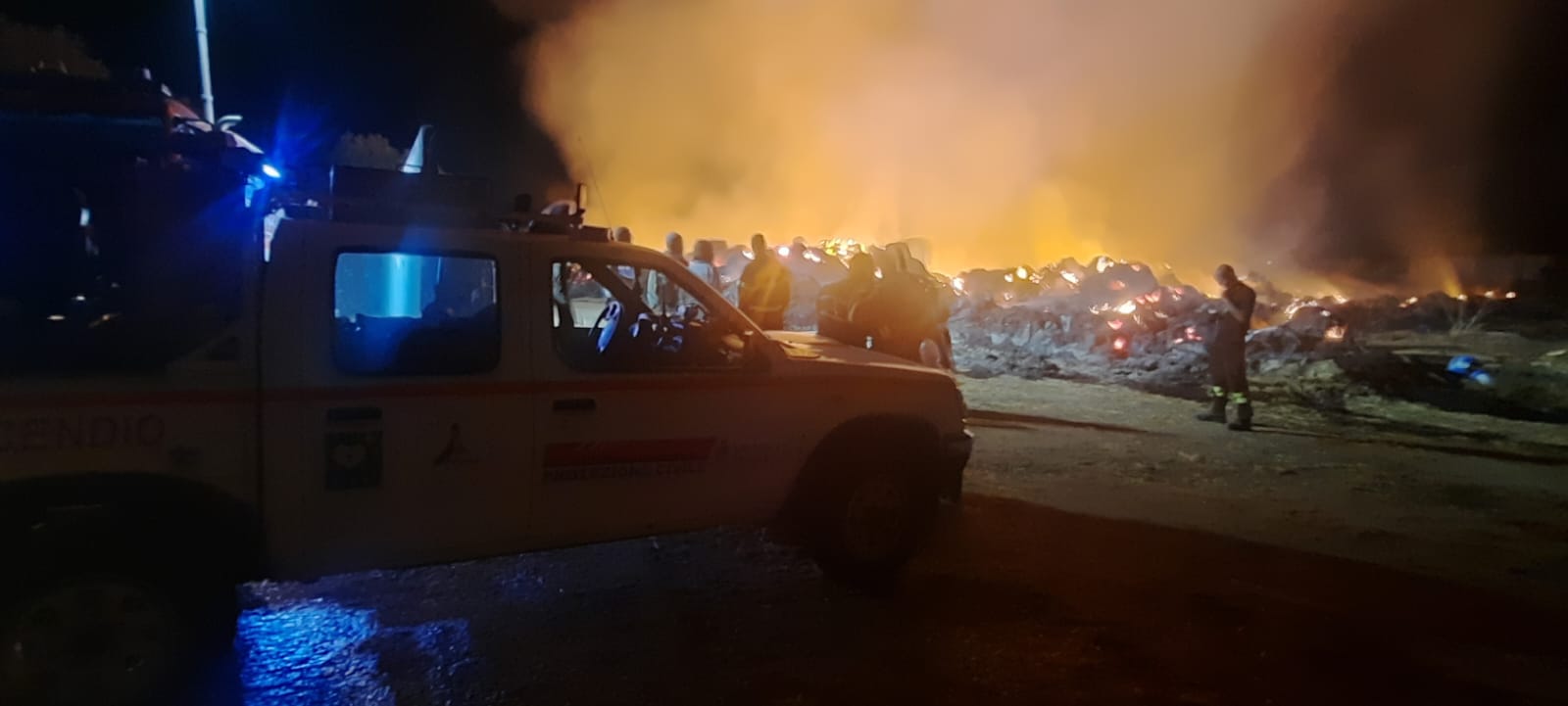 Ladispoli, domato l’incendio di rotoballe a Monteroni: impiegati oltre 20mila litri d’acqua (FOTO)