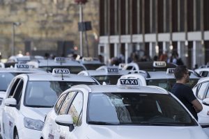 Fiumicino – Taxi e NCC abusivi all’aeroporto, 50 violazioni e multe per 55mila euro