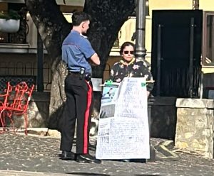 Tolfa – Donna si incatena davanti al Comune: “Voglio parlare con l’onorevole Battilocchio”