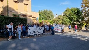 Santa Marinella – Tidei Gate, sit-in di protesta contro il sindaco sotto il Comune: “Dimettiti”