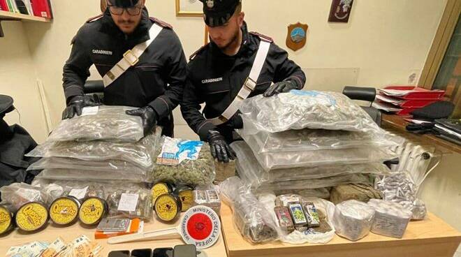 Ostia, due baby-pusher pizzicati in auto con oltre 30 chili di droga: arrestati