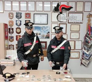 Cassino – Trovato con 22 dosi di cocaina e 15 panetti di hashish, arrestato 56enne