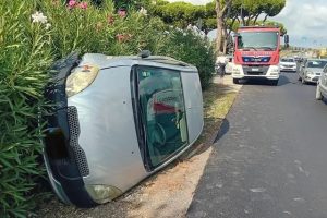 Ladispoli, si ribalta auto sulla Settevene-Palo: conducente ricoverato al San Paolo