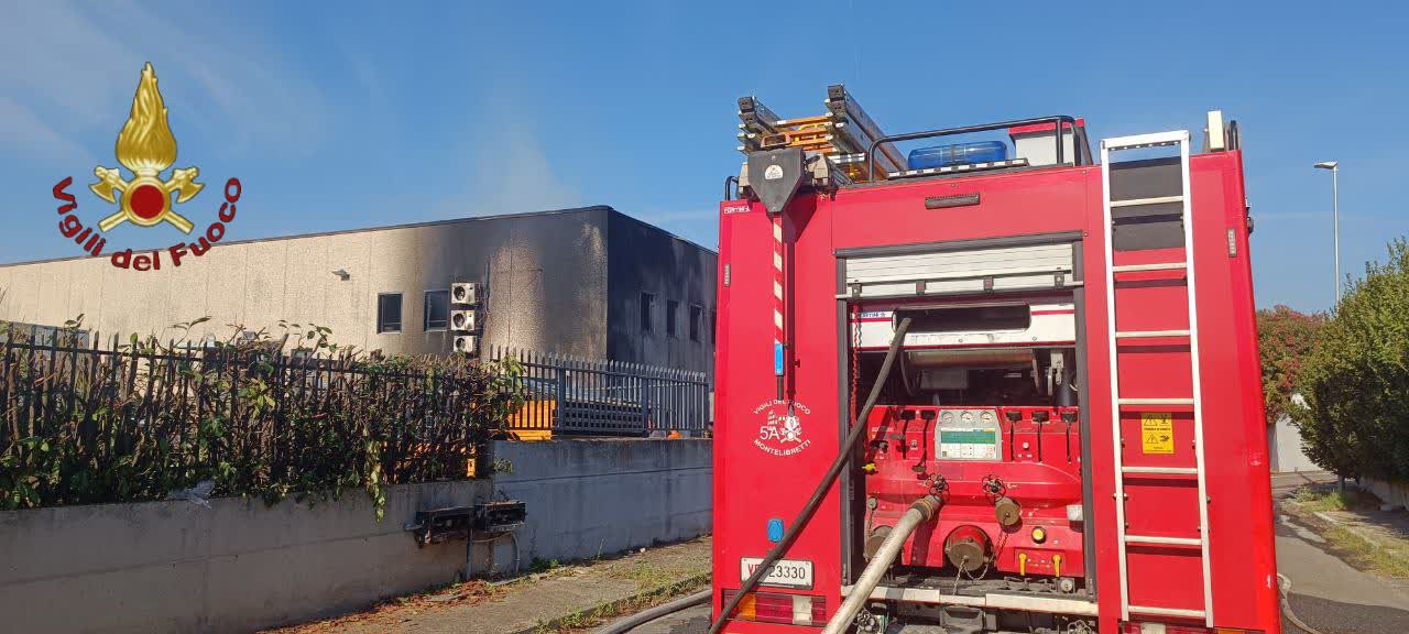 Fiano, va a fuoco capannone ortofrutticolo: intervengono sei squadre di Vigili del Fuoco