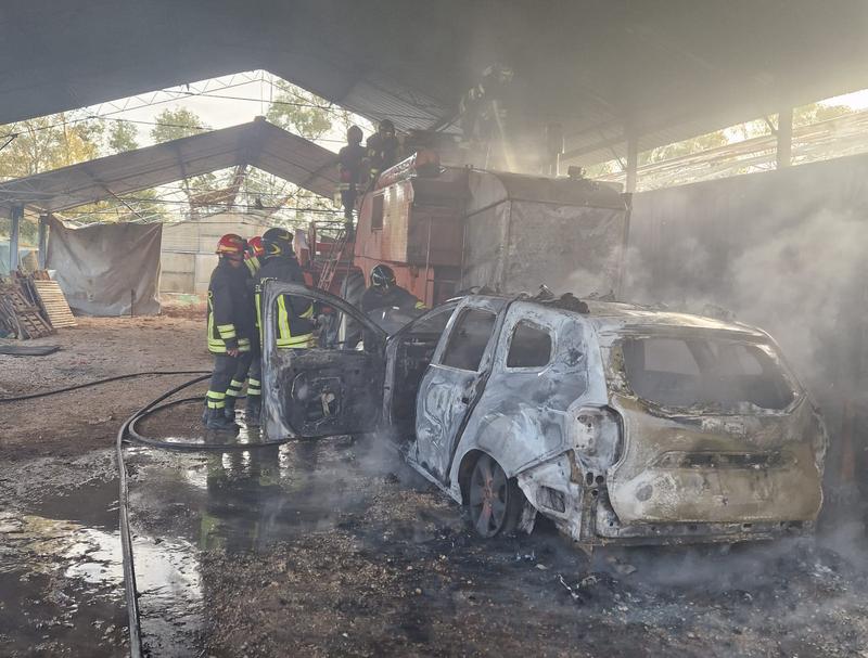 Civitavecchia, incendio alla Scaglia: va a fuoco un’autorimessa