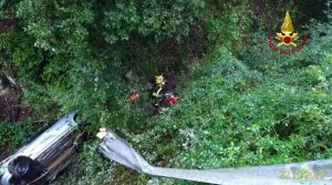 Fondi, finiscono con l’auto nella scarpata e restano isolati per tutta la notte